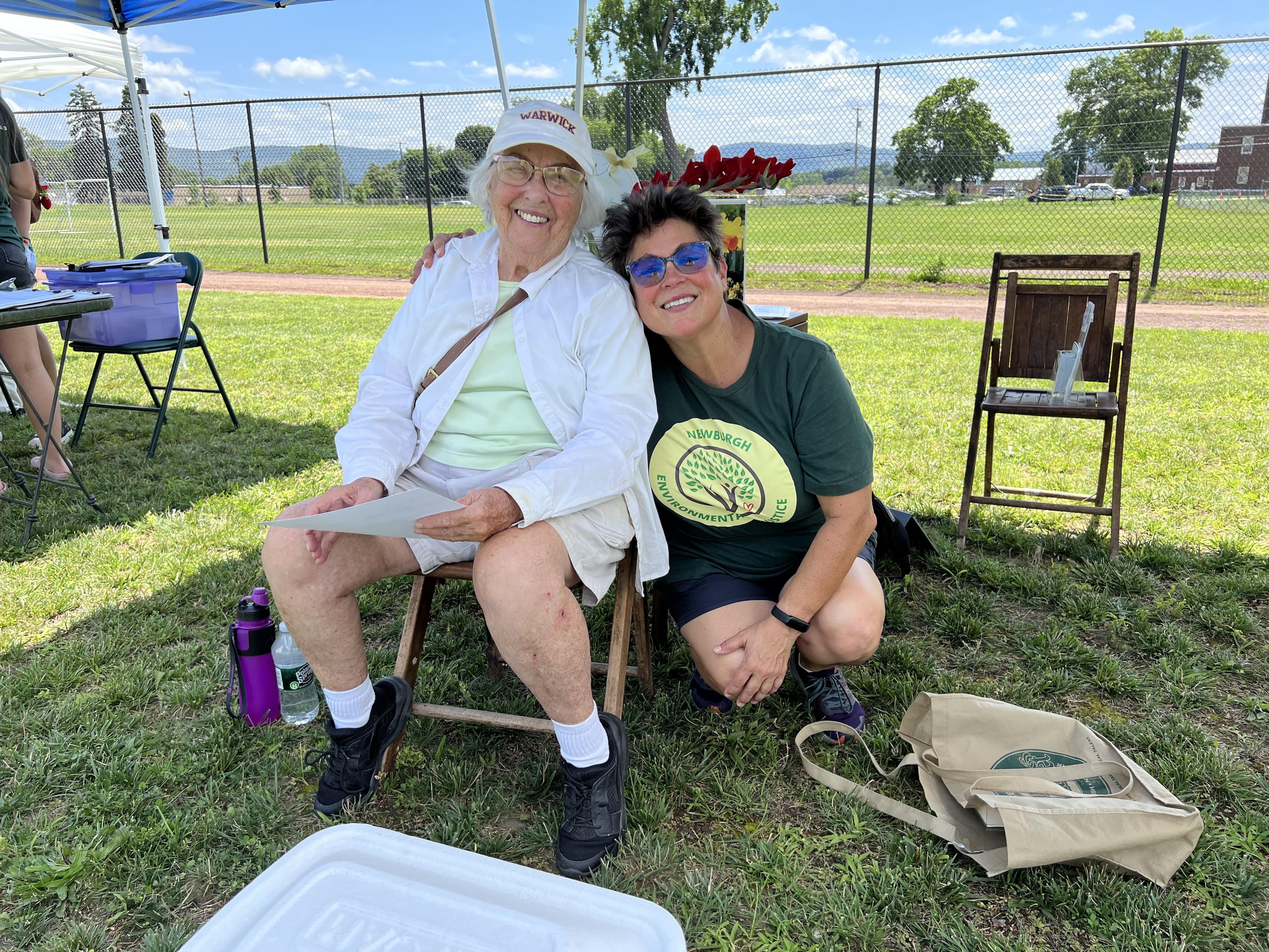 Carol Lawrence y Kathy Lawrence de Greater Newburgh Parks Conservancy sentadas una al lado de la otra