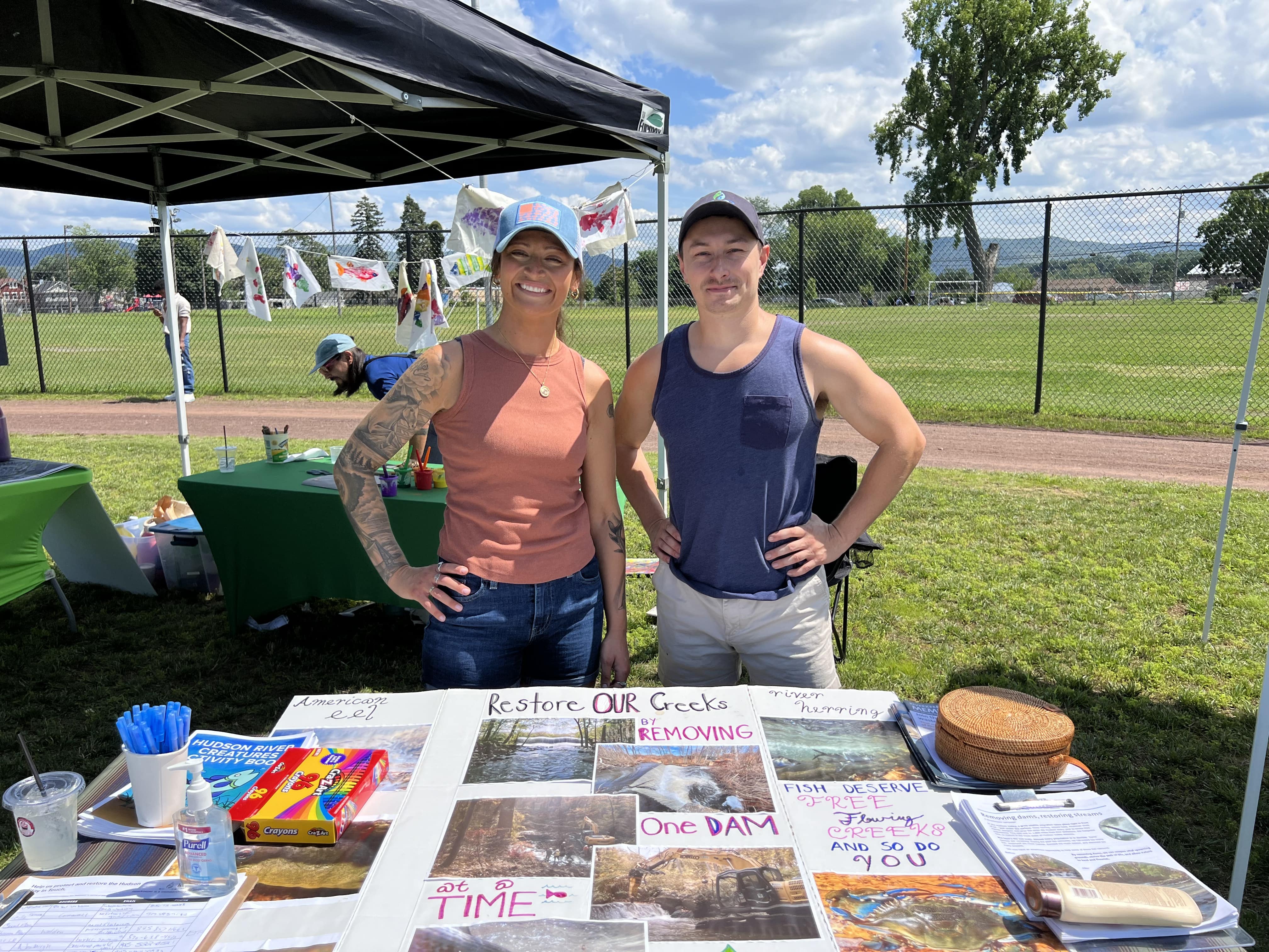 Madeline Feaster et Matthew Best de l’équipe de restauration de l’habitat de Riverkeeper à leur table