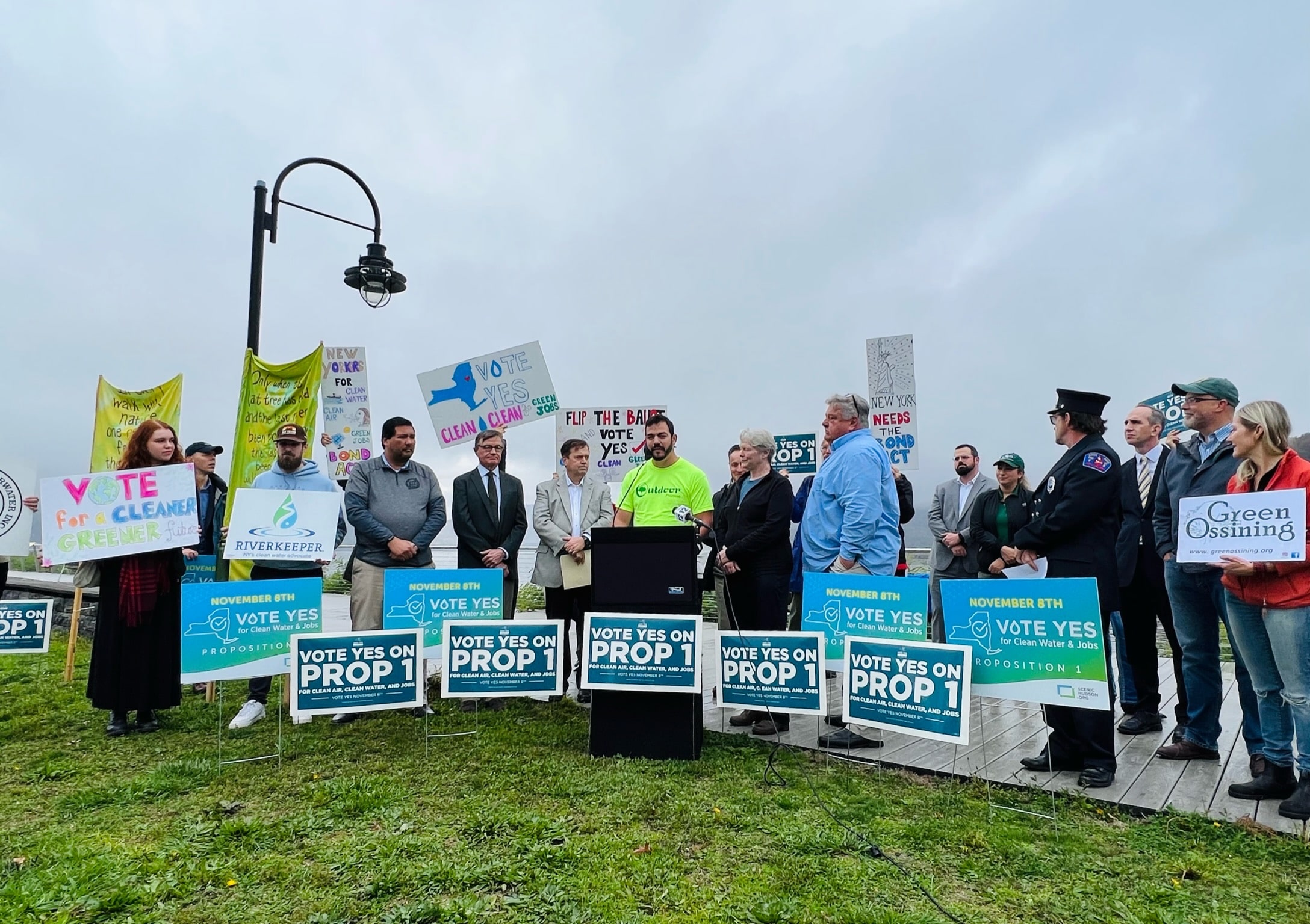 Ronald Zorrilla representando a Outdoor Promise junto a líderes ambientales en la conferencia de prensa de la Ley de Bonos del Estado de Nueva York