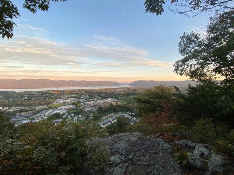 Vista de Newburgh desde Snake Hill al atardecer
